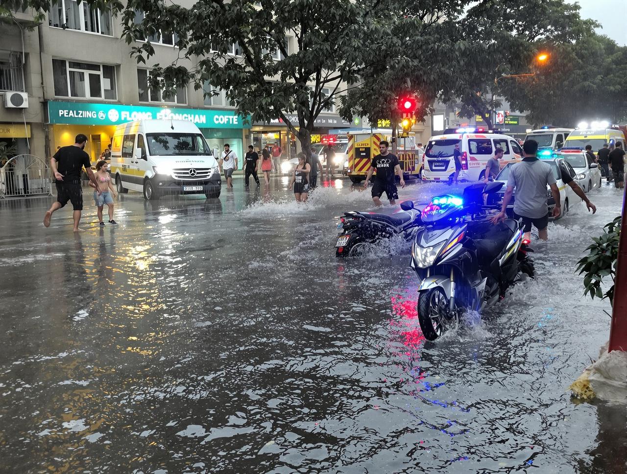 5吃瓜网 - 某城市突发暴雨引发内涝，多路段交通瘫痪